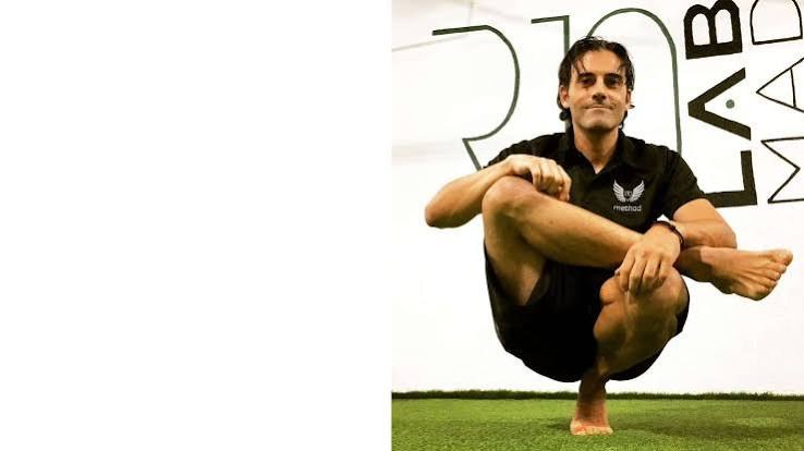 Rafa Diez practicando equilibrio sobre un pie en el laboratorio R10LabMad